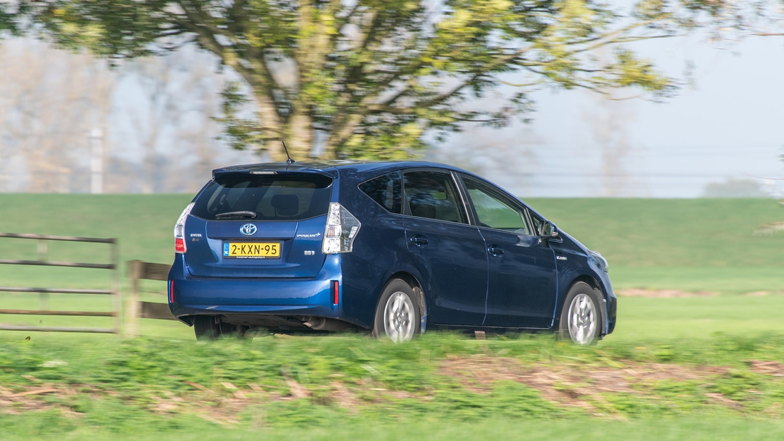 Toyota-PriusPlus-exterieur-dynamisch-rechter-achter-zijaanzicht